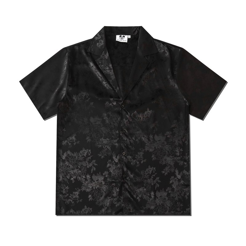 Camisa negra. 